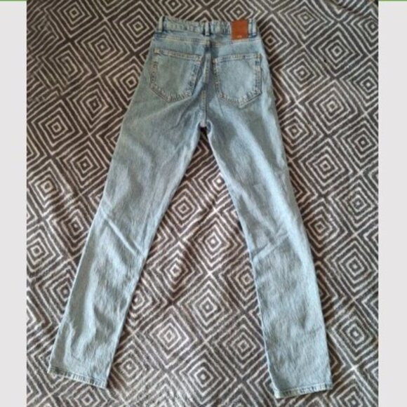 ZARA Women's High Waist Mom Fit Jeans, Size US 2 (EUR 34), Light Wash Denim - Picture 5 of 9